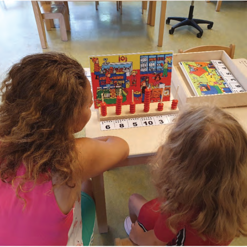 Kinderen spelen met educatief materiaal in de klas van De Vlierboom in Den Haag. Kinderen spelen met educatief materiaal in de klas van De Vlierboom in Den Haag.
