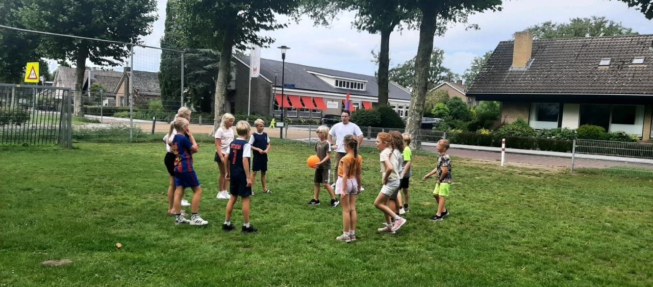 Kinderen spelen met een bal op het schoolplein van Openbare Basisschool Noord in Borculo. Kinderen spelen met een bal op het schoolplein van Openbare Basisschool Noord in Borculo.
