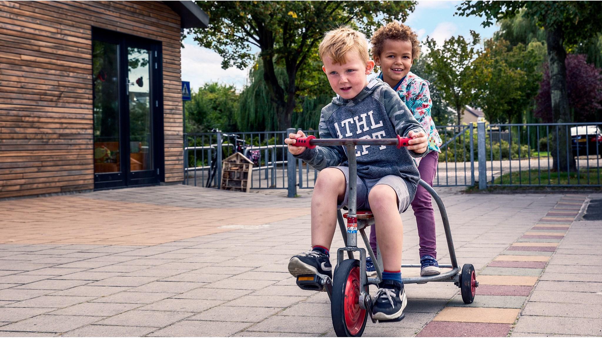 Kinderen spelen met een kar op het schoolplein van Christelijke Basisschool de Wegwijzer in 's-Gravenzande. Kinderen spelen met een kar op het schoolplein van Christelijke Basisschool de Wegwijzer in 's-Gravenzande.