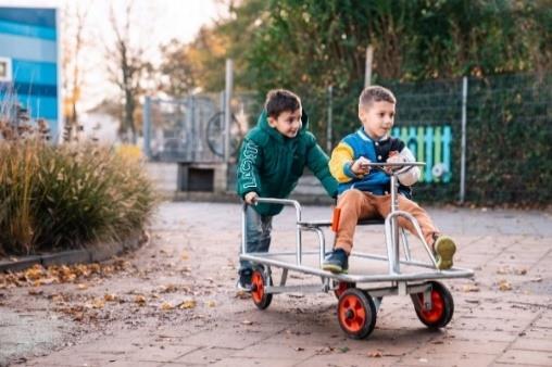 Kinderen spelen met een kar op het schoolplein van IKC Bernadette Maria in Delft. Kinderen spelen met een kar op het schoolplein van IKC Bernadette Maria in Delft.
