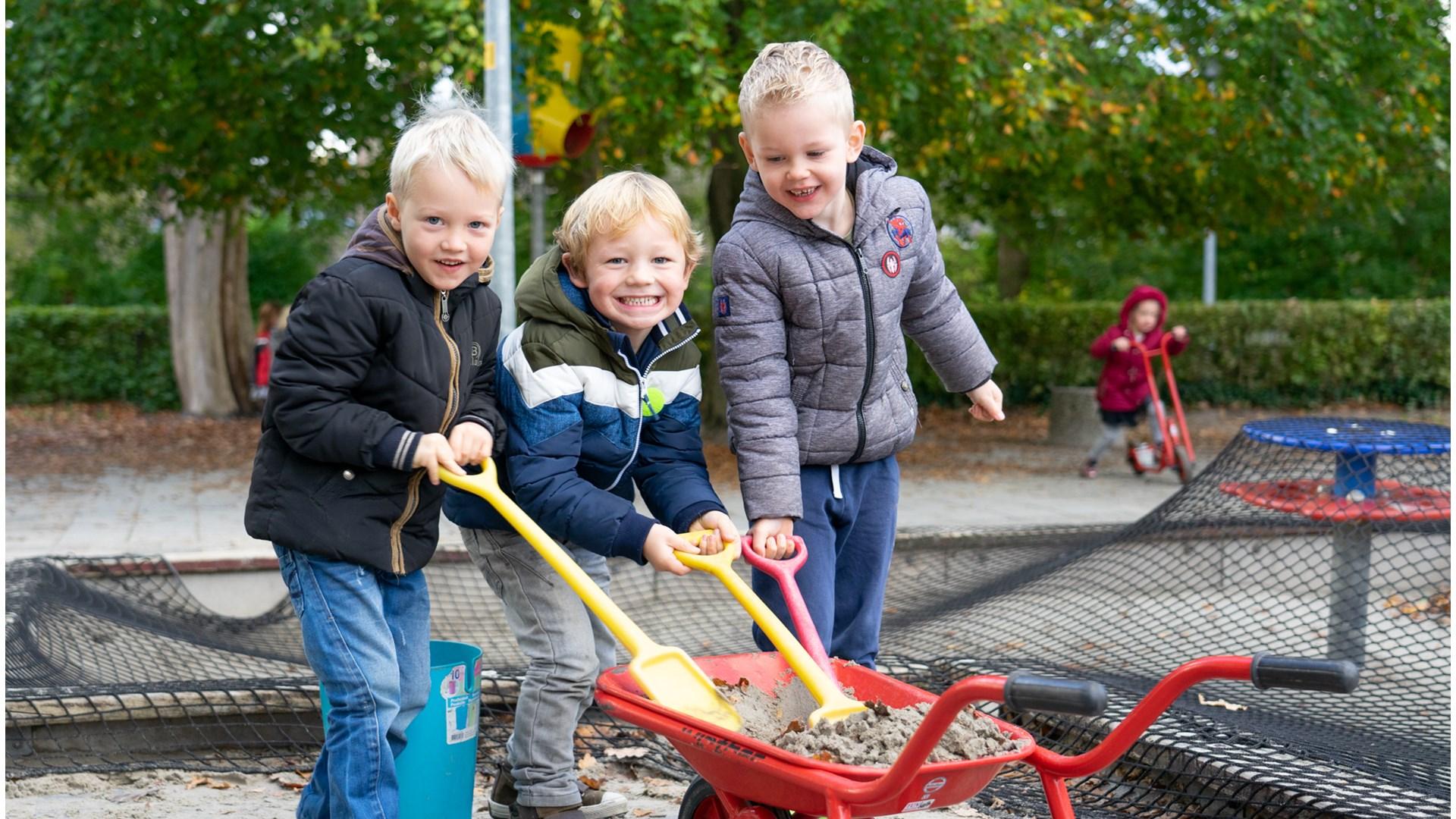 Kinderen spelen met een kruiwagen op het schoolplein van De Zuidwester in Heiloo.