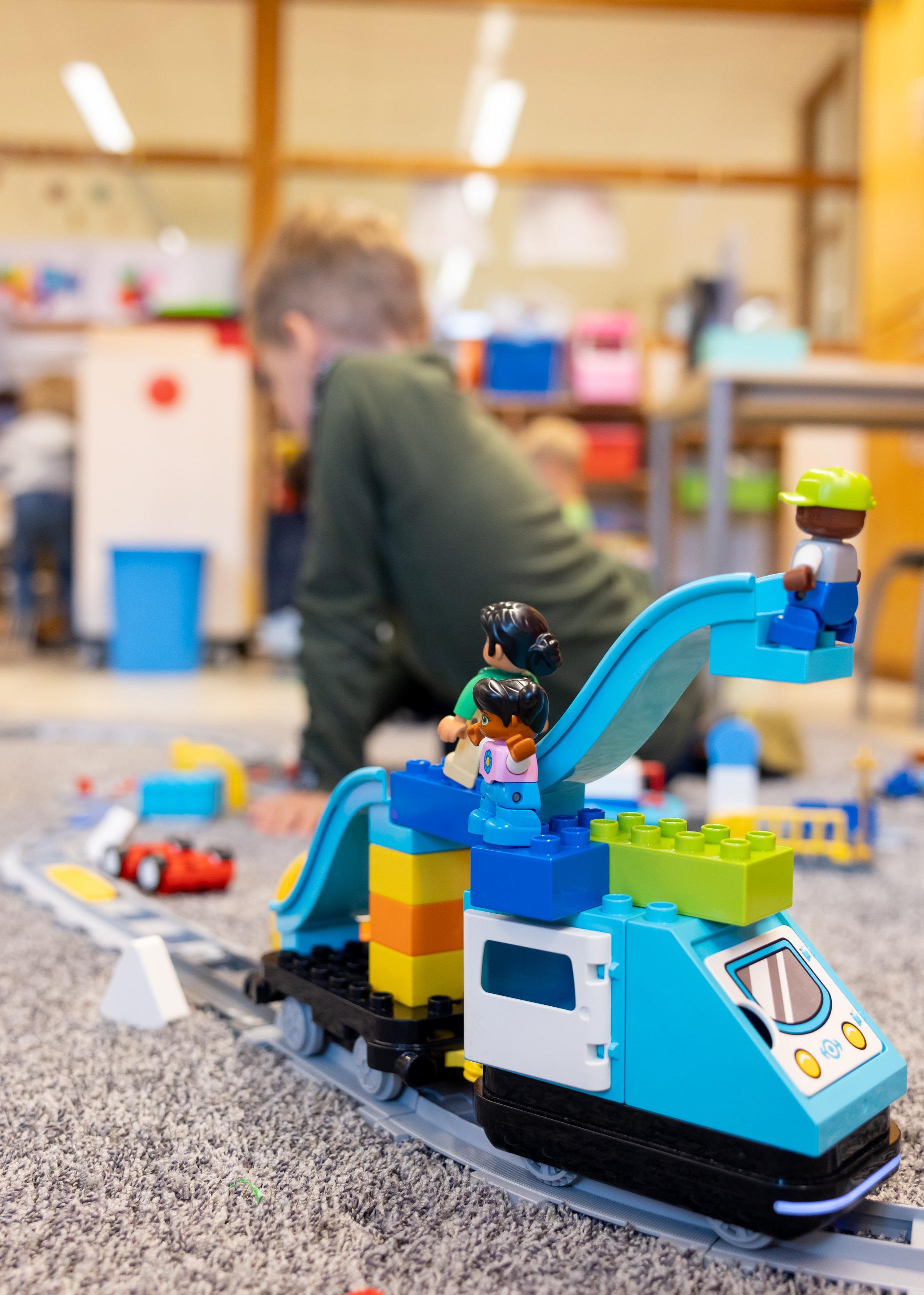 Kinderen spelen met een LEGO-trein op het schoolplein van Openbaar Kindcentrum de Springplank in Heino. Kinderen spelen met een LEGO-trein op het schoolplein van Openbaar Kindcentrum de Springplank in Heino.