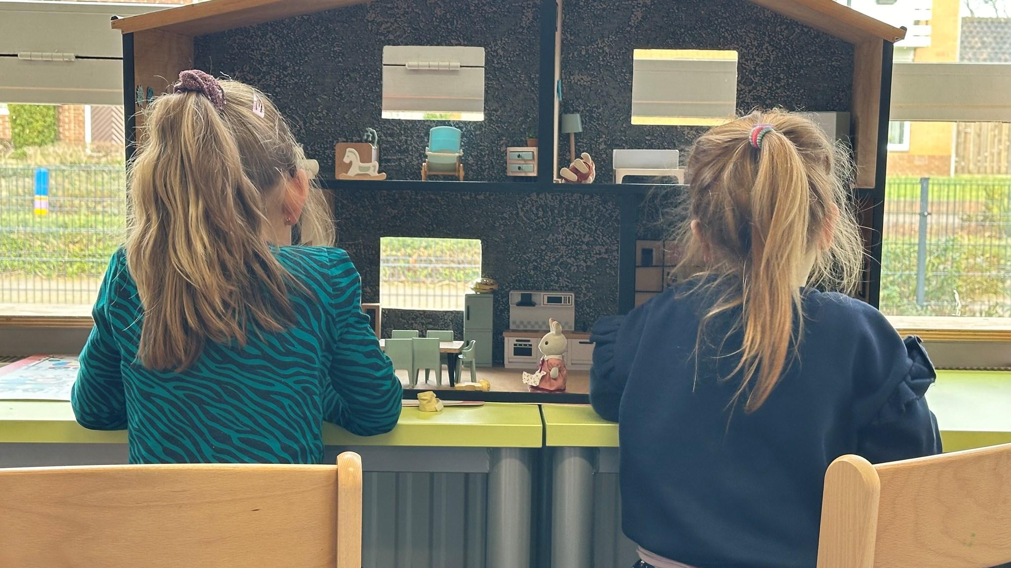 Kinderen spelen met een poppenhuis in Basisschool Maria Goretti in Sint Joost. Kinderen spelen met een poppenhuis in Basisschool Maria Goretti in Sint Joost.