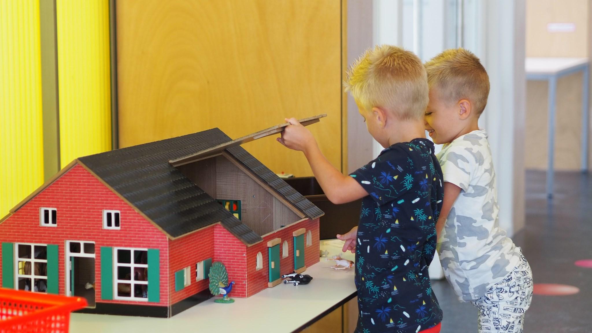 Kinderen spelen met een poppenhuis in PCBS Het Mozaïek in Hollandscheveld. Kinderen spelen met een poppenhuis in PCBS Het Mozaïek in Hollandscheveld.