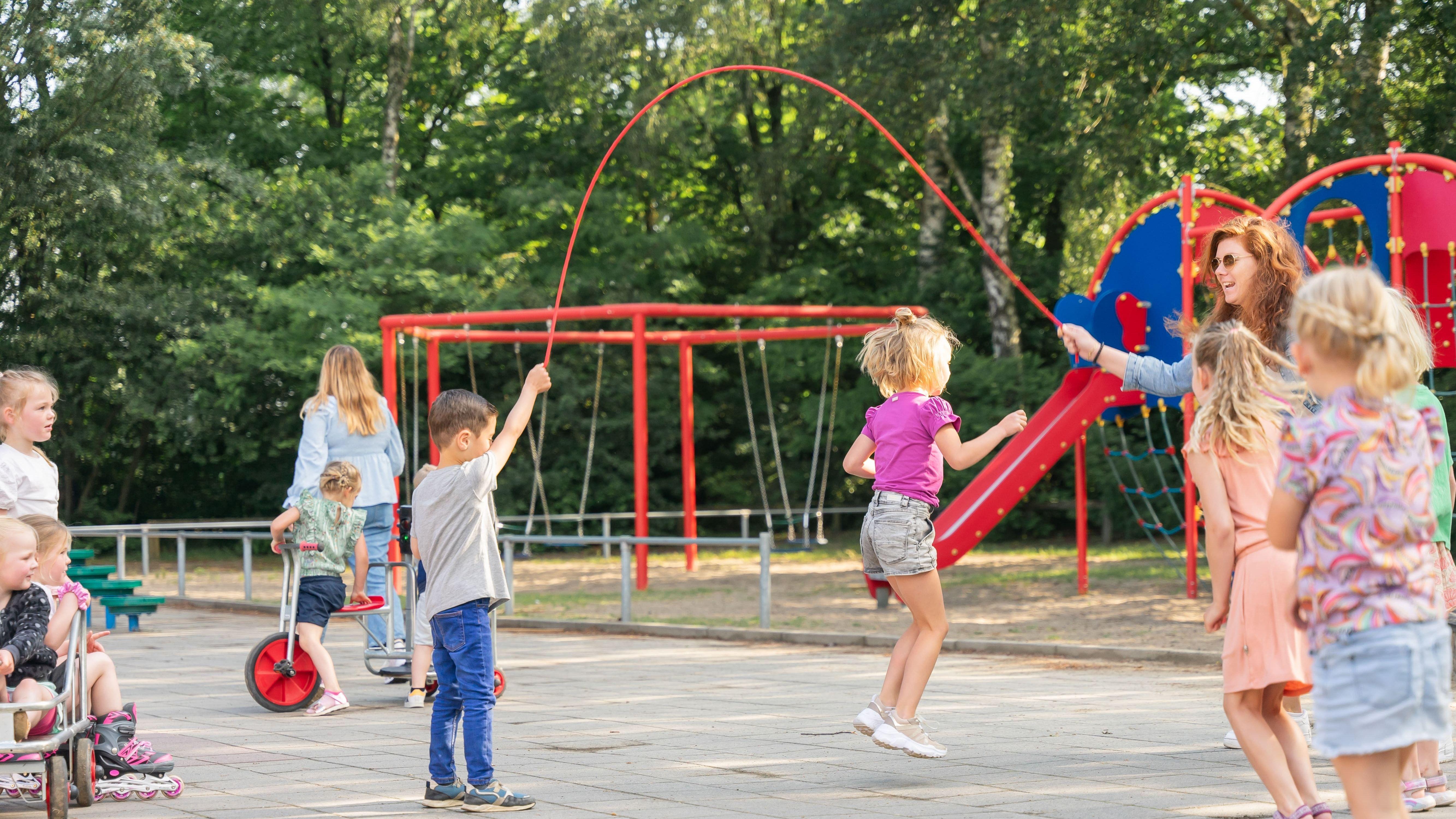 Kinderen spelen met een touw op het schoolplein van RK Basisschool Op Weg in Haarle (Gem. Hellendoorn). Kinderen spelen met een touw op het schoolplein van RK Basisschool Op Weg in Haarle (Gem. Hellendoorn).