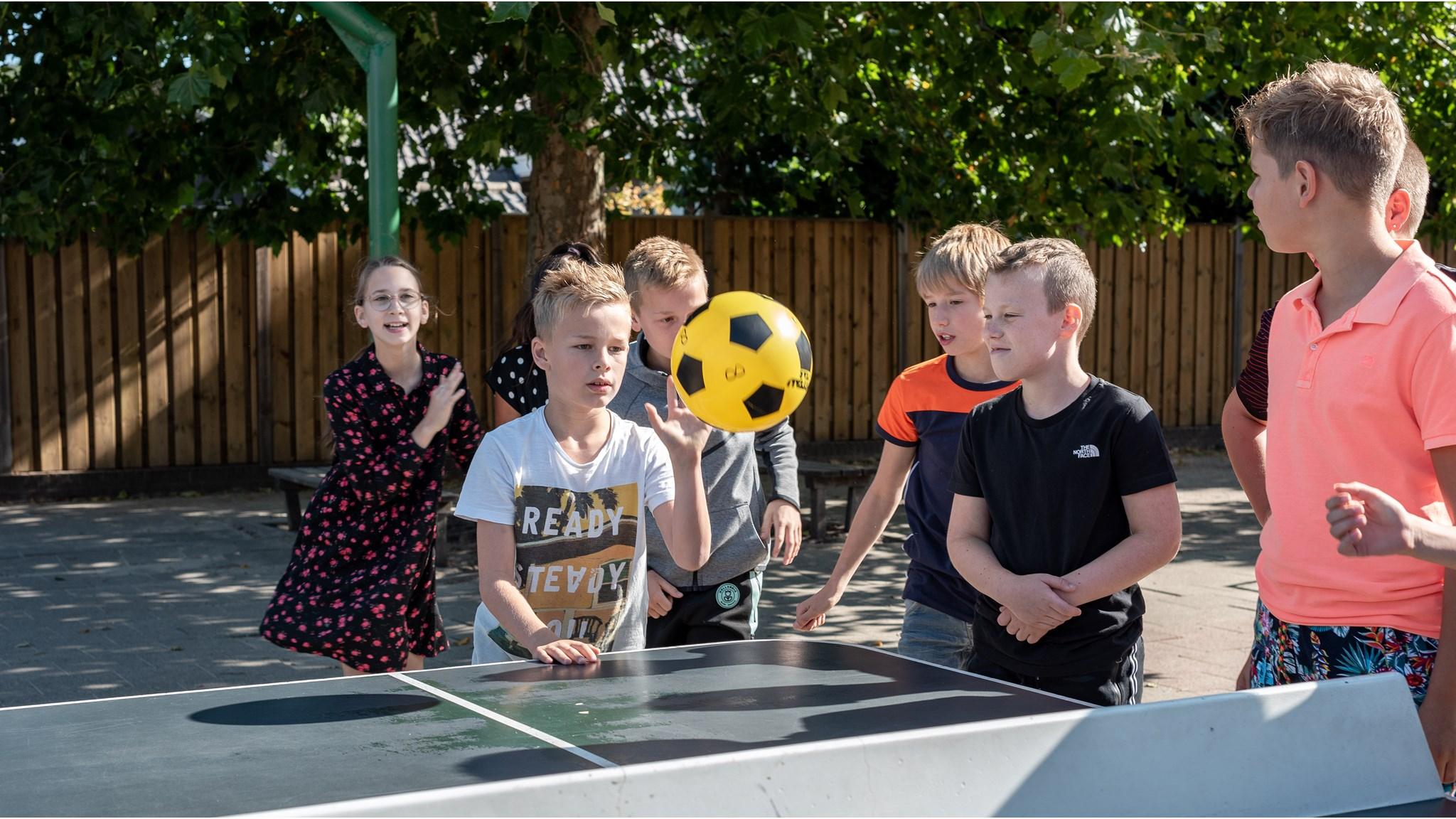Kinderen spelen met een voetbal op het schoolplein van Basisschool de Maaskei in Mook. Kinderen spelen met een voetbal op het schoolplein van Basisschool de Maaskei in Mook.