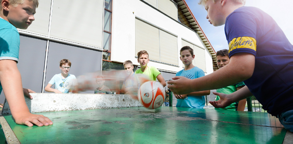 Kinderen spelen met een voetbal op het schoolplein van Integraal Kindcentrum de Regenboog in Bemmel. Kinderen spelen met een voetbal op het schoolplein van Integraal Kindcentrum de Regenboog in Bemmel.