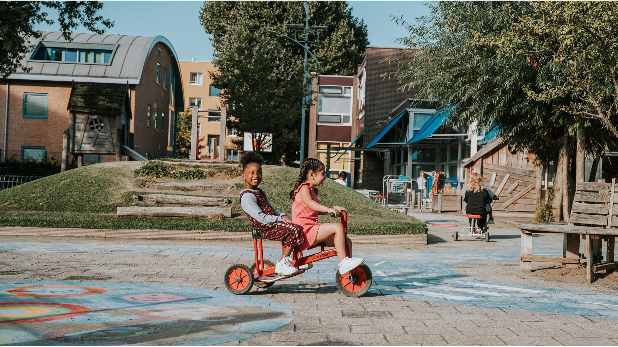 Kinderen spelen met fietsen op het schoolplein van de Goede Herderschool in Rotterdam. Kinderen spelen met fietsen op het schoolplein van de Goede Herderschool in Rotterdam.
