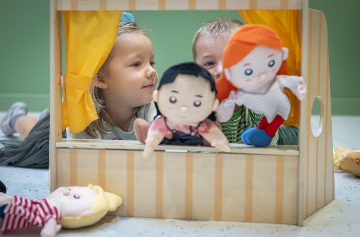 Kinderen spelen met handpoppen in de speelruimte van de Albert Schweitzer school in Rotterdam. Kinderen spelen met handpoppen in de speelruimte van de Albert Schweitzer school in Rotterdam.