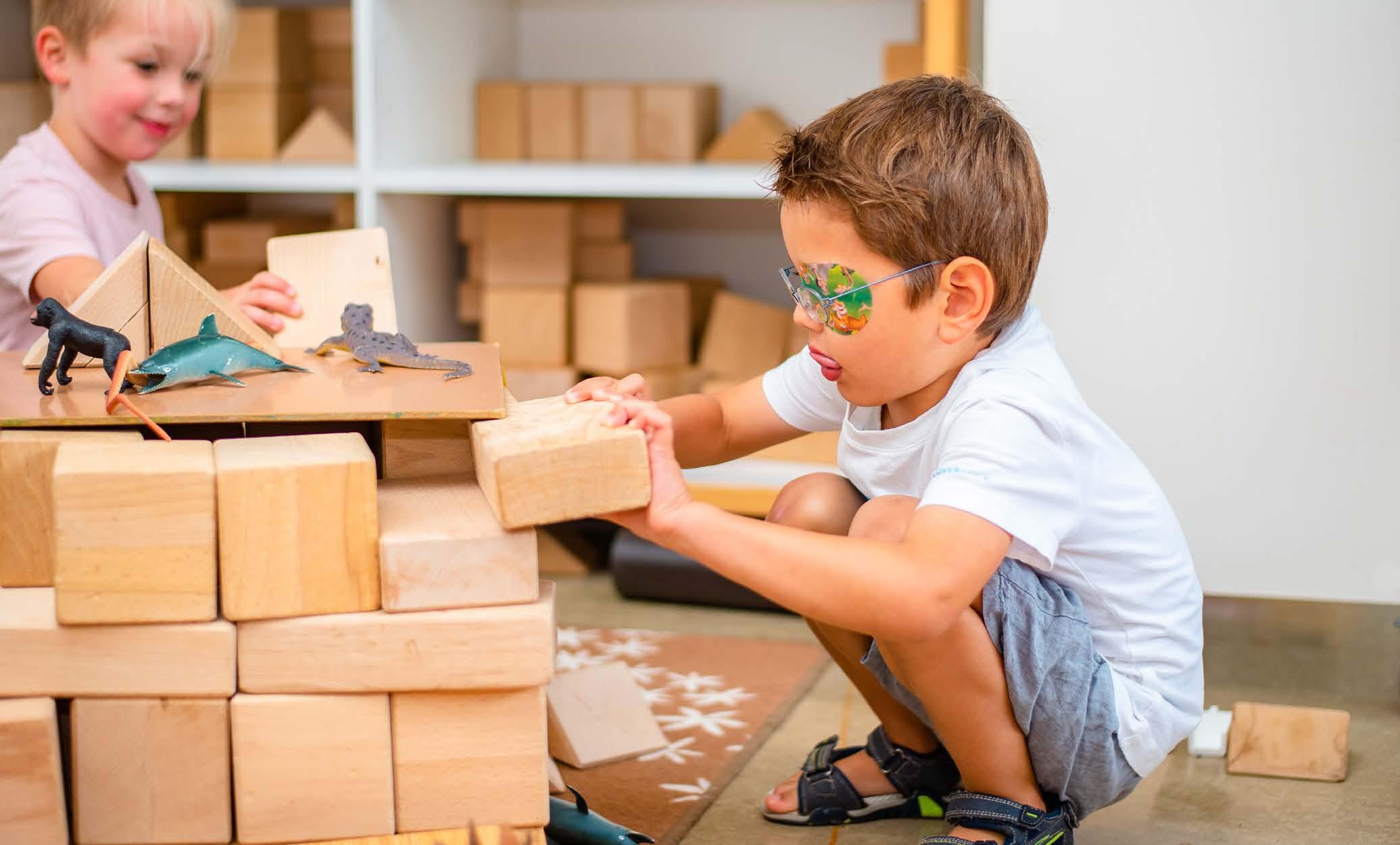 Kinderen spelen met houten blokken en dierenfiguren in de speeltuin van Chr. Basisschool Het Mozaiek in Zwolle. Kinderen spelen met houten blokken en dierenfiguren in de speeltuin van Chr. Basisschool Het Mozaiek in Zwolle.