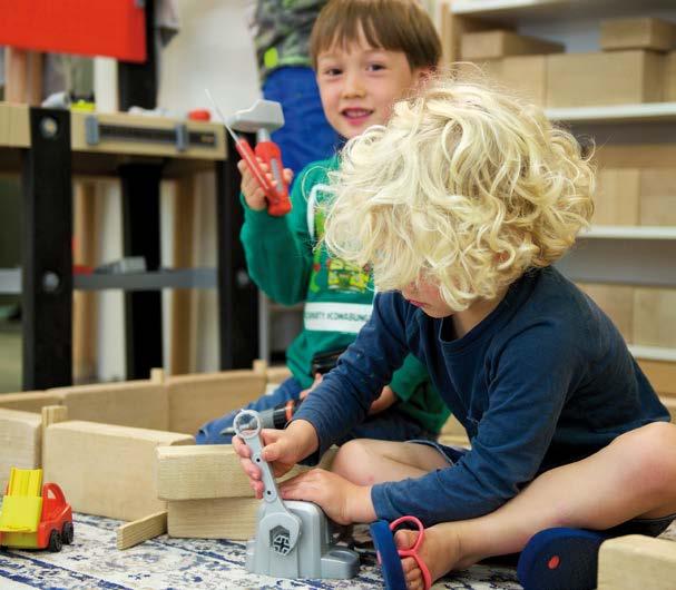 Kinderen spelen met houten blokken en gereedschap in de Lorentzschool in Leiden. Kinderen spelen met houten blokken en gereedschap in de Lorentzschool in Leiden.