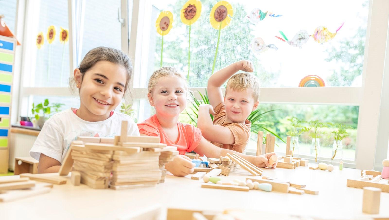 Kinderen spelen met houten blokken in het klaslokaal van basisschool Het Zuiderlicht in Dronten. Kinderen spelen met houten blokken in het klaslokaal van basisschool Het Zuiderlicht in Dronten.