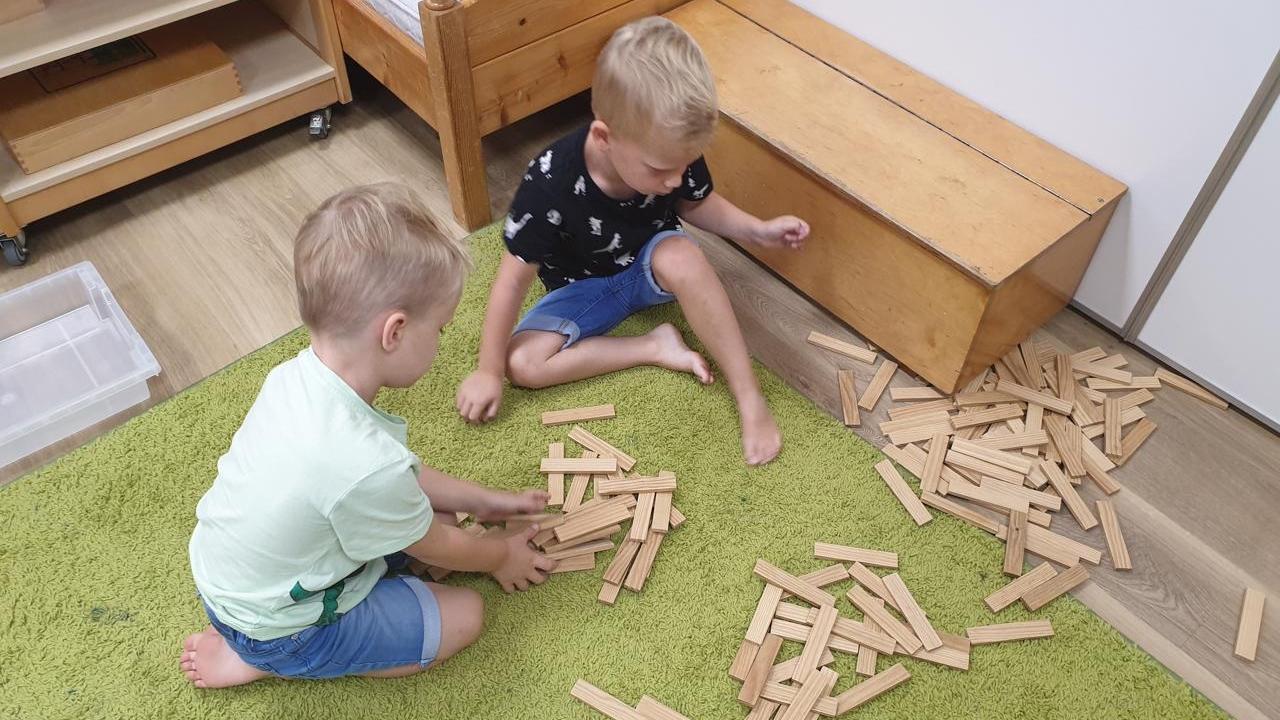 Kinderen spelen met houten blokken op de vloer van Basisschool Op Avontuur in Kolhorn. Kinderen spelen met houten blokken op de vloer van Basisschool Op Avontuur in Kolhorn.