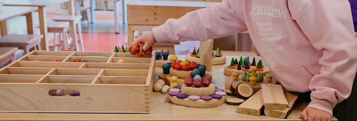 Kinderen spelen met houten speelgoed in de klas van Basisschool M Wiegman in Bergen (Noord-Holland). Kinderen spelen met houten speelgoed in de klas van Basisschool M Wiegman in Bergen (Noord-Holland).