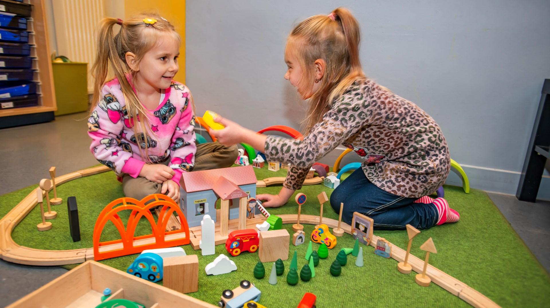 Kinderen spelen met houten speelgoed op Kbs De Parel in Breda. Kinderen spelen met houten speelgoed op Kbs De Parel in Breda.