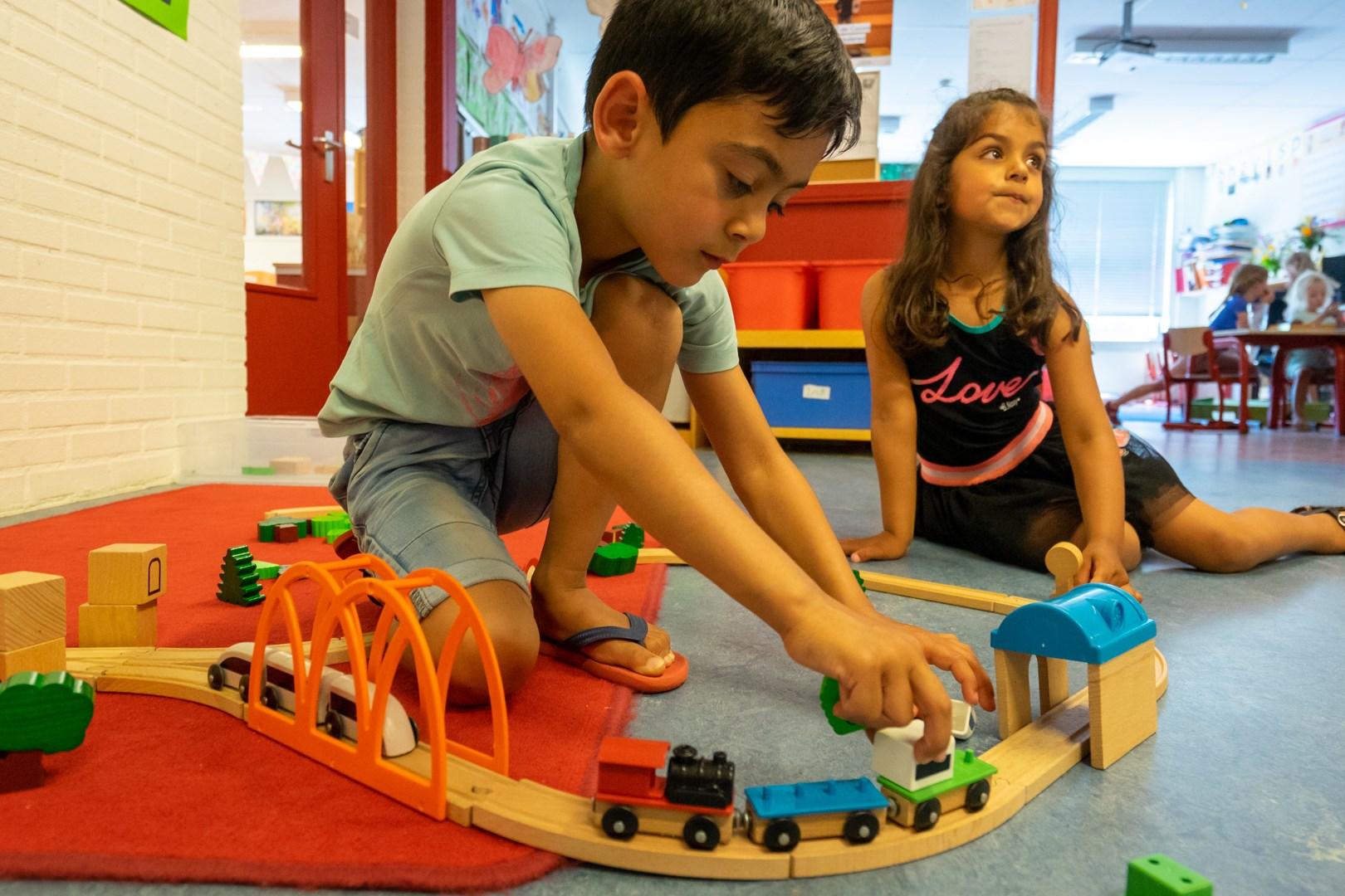 Kinderen spelen met houten treinen in Openbare Basisschool de Cocon in Alkmaar. Kinderen spelen met houten treinen in Openbare Basisschool de Cocon in Alkmaar.