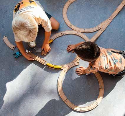 Kinderen spelen met houten treinen op de vloer van Basisschool het Octaaf in Krimpen aan den IJssel. Kinderen spelen met houten treinen op de vloer van Basisschool het Octaaf in Krimpen aan den IJssel.