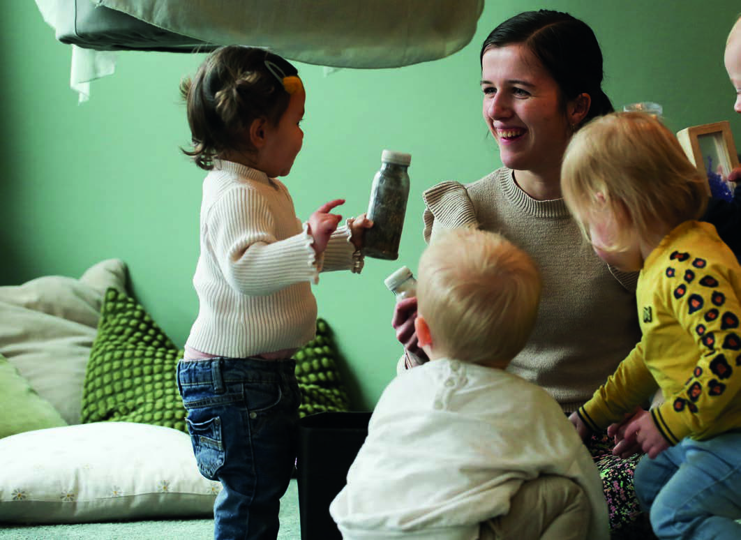 Kinderen spelen met hun opvoeder in het Christelijk Kindcentrum Ichthus in Genemuiden. Kinderen spelen met hun opvoeder in het Christelijk Kindcentrum Ichthus in Genemuiden.