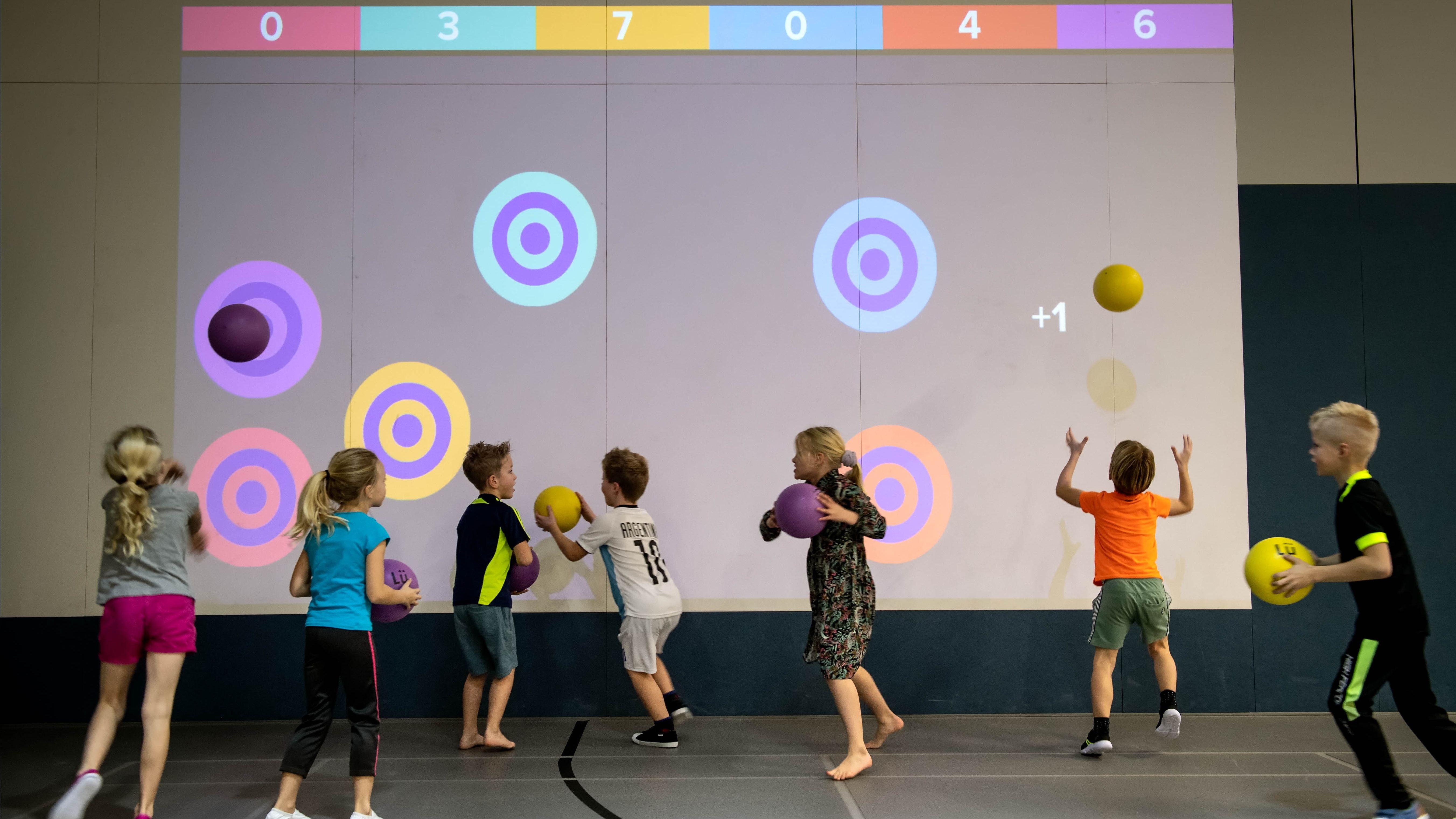 Kinderen spelen met interactieve ballen op schoolplein van De Sprankeling in Avenhorn. Kinderen spelen met interactieve ballen op schoolplein van De Sprankeling in Avenhorn.
