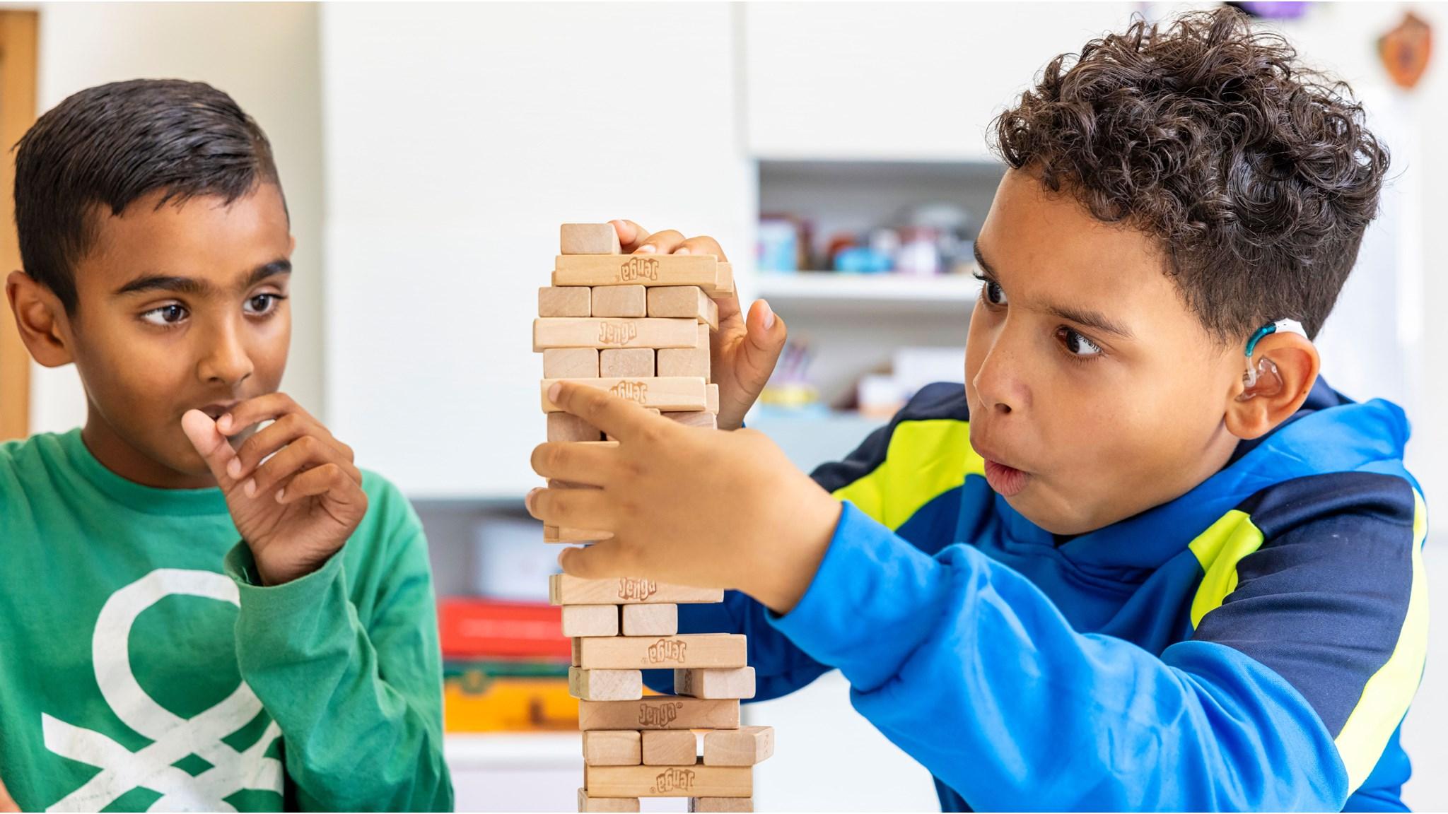 Kinderen spelen met Jenga op Openbare Basisschool De Zevensprong in Almere. Kinderen spelen met Jenga op Openbare Basisschool De Zevensprong in Almere.