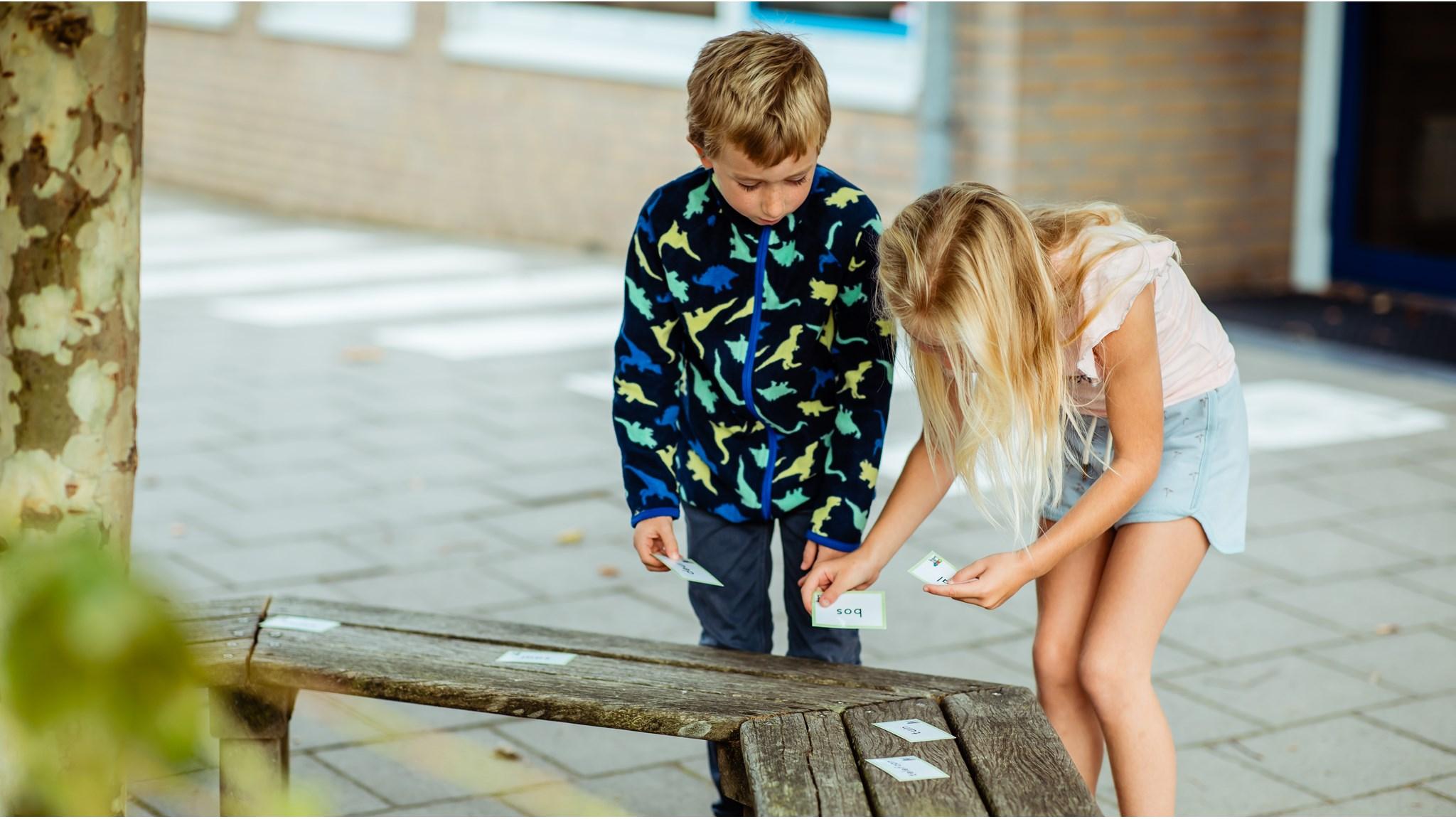 Kinderen spelen met kaartjes op het schoolplein van CNS Herédium in Zijderveld. Kinderen spelen met kaartjes op het schoolplein van CNS Herédium in Zijderveld.