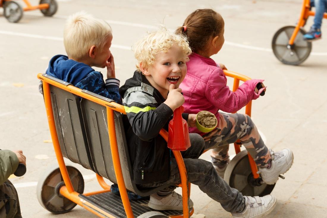 Kinderen spelen met karren op het schoolplein van Openbare Basisschool De Kern in Ede. Kinderen spelen met karren op het schoolplein van Openbare Basisschool De Kern in Ede.