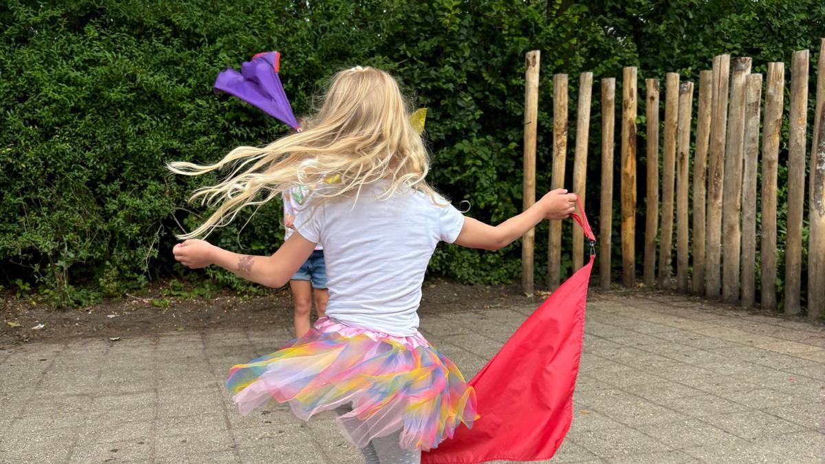 Kinderen spelen met kleuren in het schoolplein van Sjaloomschool in Katwijk (Zuid-Holland). Kinderen spelen met kleuren in het schoolplein van Sjaloomschool in Katwijk (Zuid-Holland).