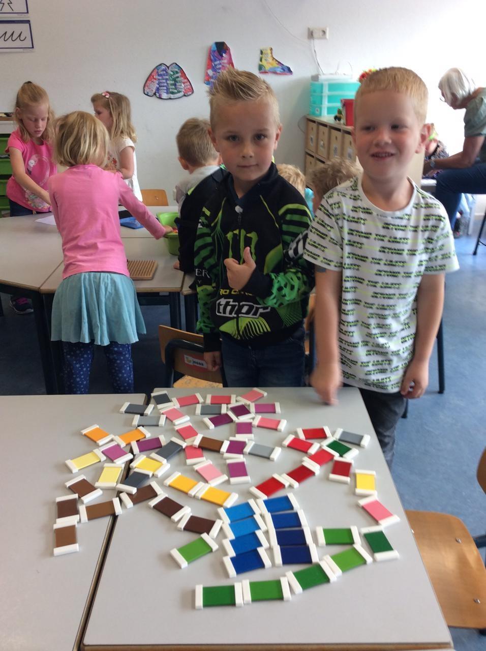 Kinderen spelen met kleurige dominostenen in de klas van de Prins Willem Alexanderschool in Ophemert. Kinderen spelen met kleurige dominostenen in de klas van de Prins Willem Alexanderschool in Ophemert.