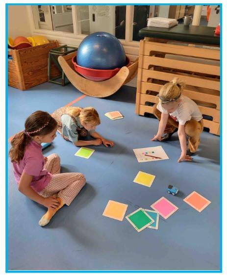Kinderen spelen met kleurkaarten in de klas van Christelijke Basisschool De Wiekslag in Bleiswijk.