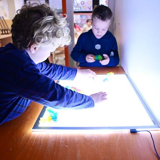 Kinderen spelen met kleurrijk speelgoed op een lichttafel in Christelijke Basisschool Avonturijn in Hilversum. Kinderen spelen met kleurrijk speelgoed op een lichttafel in Christelijke Basisschool Avonturijn in Hilversum.