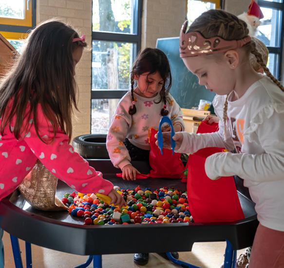 Kinderen spelen met kleurrijke kralen in de klas van Basisschool De Kleine Beer in Berlicum. Kinderen spelen met kleurrijke kralen in de klas van Basisschool De Kleine Beer in Berlicum.