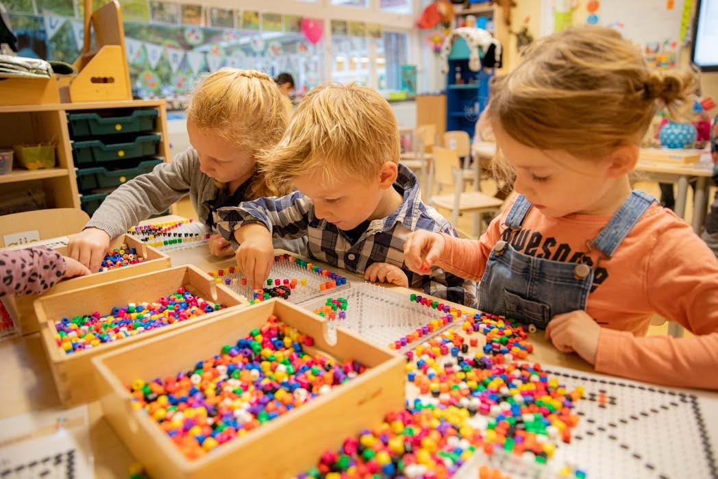 Kinderen spelen met kleurrijke kralen op P.C. basisschool De Bolster in Amersfoort. Kinderen spelen met kleurrijke kralen op P.C. basisschool De Bolster in Amersfoort.