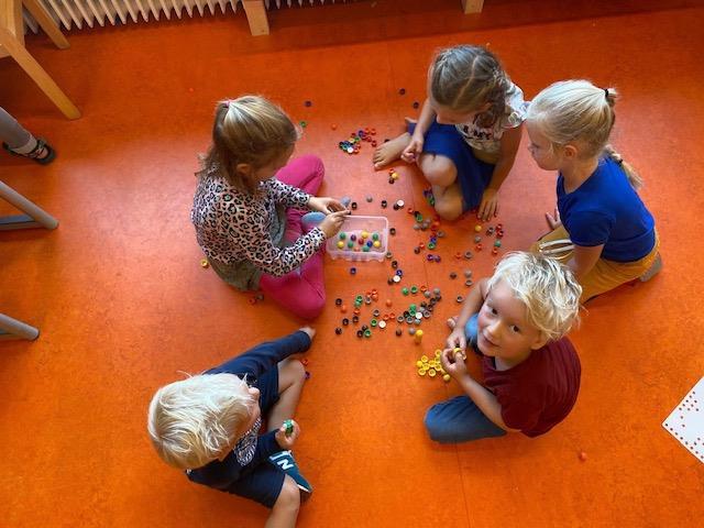 Kinderen spelen met kleurrijke materialen op de vloer in Openbare Basisschool De Klimop in Dreischor. Kinderen spelen met kleurrijke materialen op de vloer in Openbare Basisschool De Klimop in Dreischor.