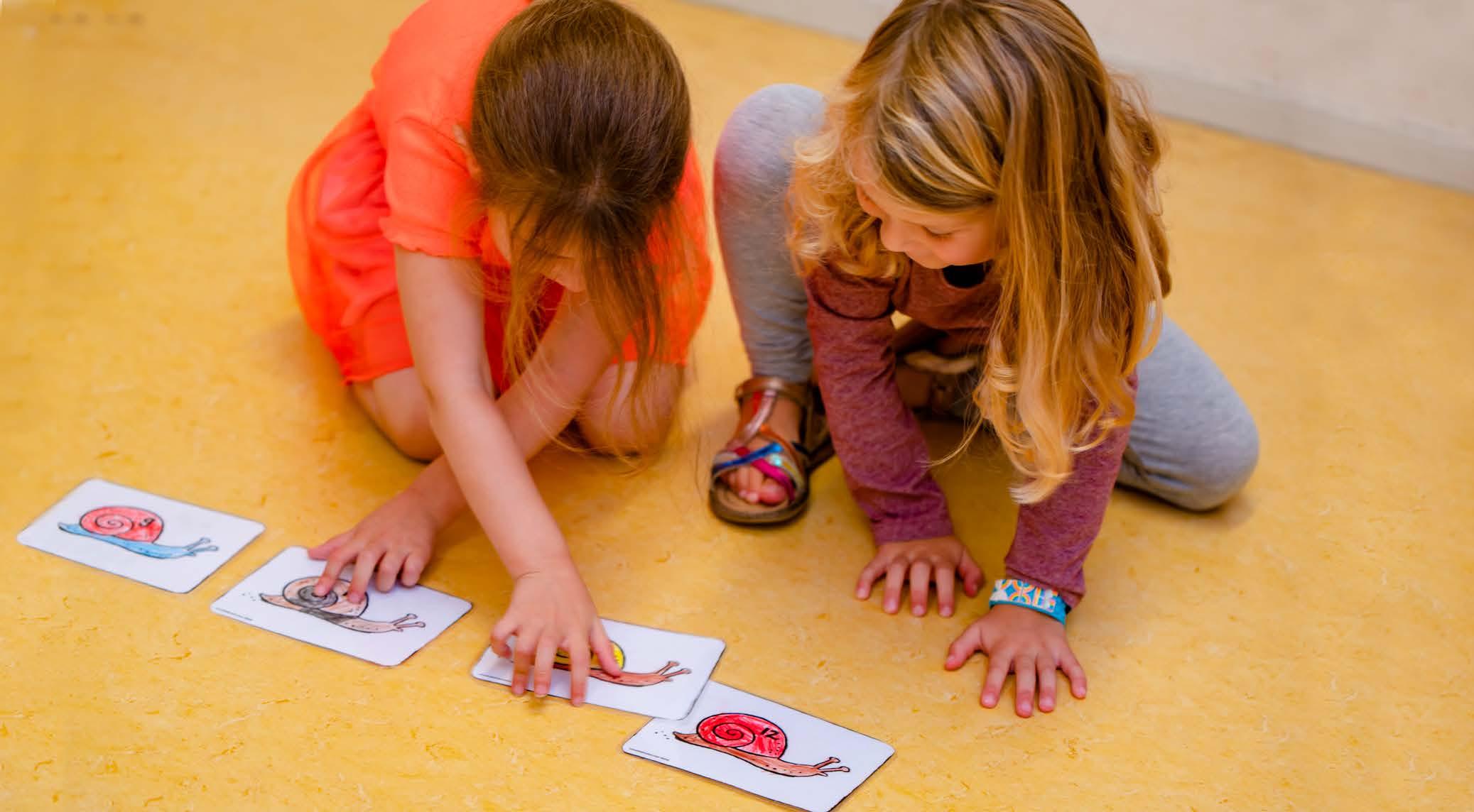Kinderen spelen met kleurrijke slakkenkaarten tijdens een activiteit op Chr. Basisschool Het Mozaiek in Zwolle. Kinderen spelen met kleurrijke slakkenkaarten tijdens een activiteit op Chr. Basisschool Het Mozaiek in Zwolle.
