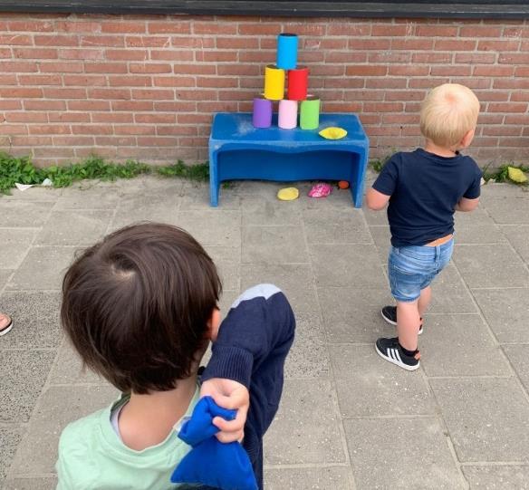 Kinderen spelen met kleurrijke stapelblokken op het schoolplein van Christelijk IKC Het Kristal in Dordrecht. Kinderen spelen met kleurrijke stapelblokken op het schoolplein van Christelijk IKC Het Kristal in Dordrecht.