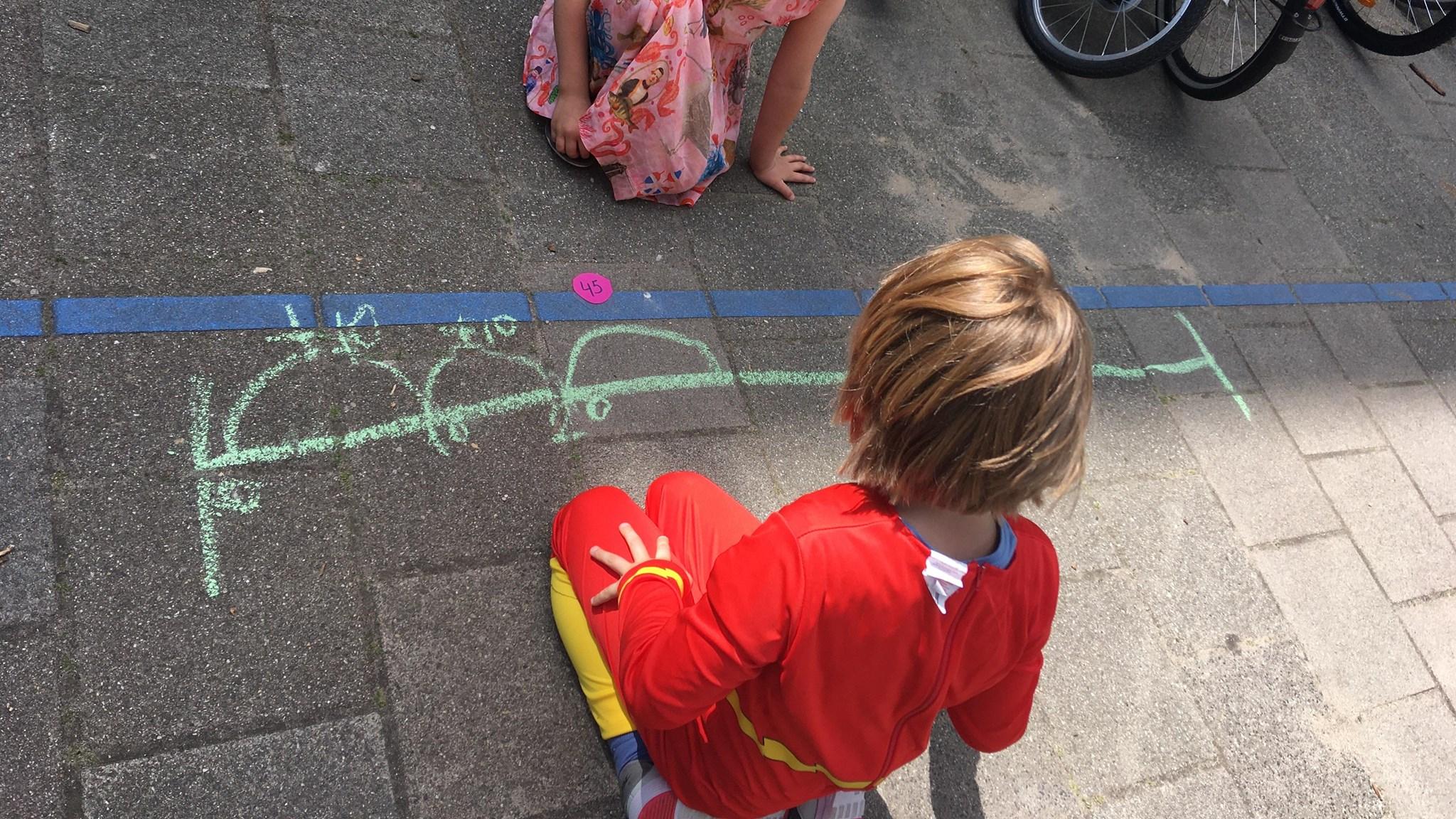 Kinderen spelen met krijt op het schoolplein van de Dr. E. Boekmanschool in Amsterdam. Kinderen spelen met krijt op het schoolplein van de Dr. E. Boekmanschool in Amsterdam.