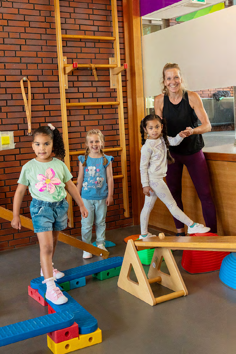Kinderen spelen met leerkrachten in de speelruimte van basisschool Het Spectrum in Rotterdam. Kinderen spelen met leerkrachten in de speelruimte van basisschool Het Spectrum in Rotterdam.