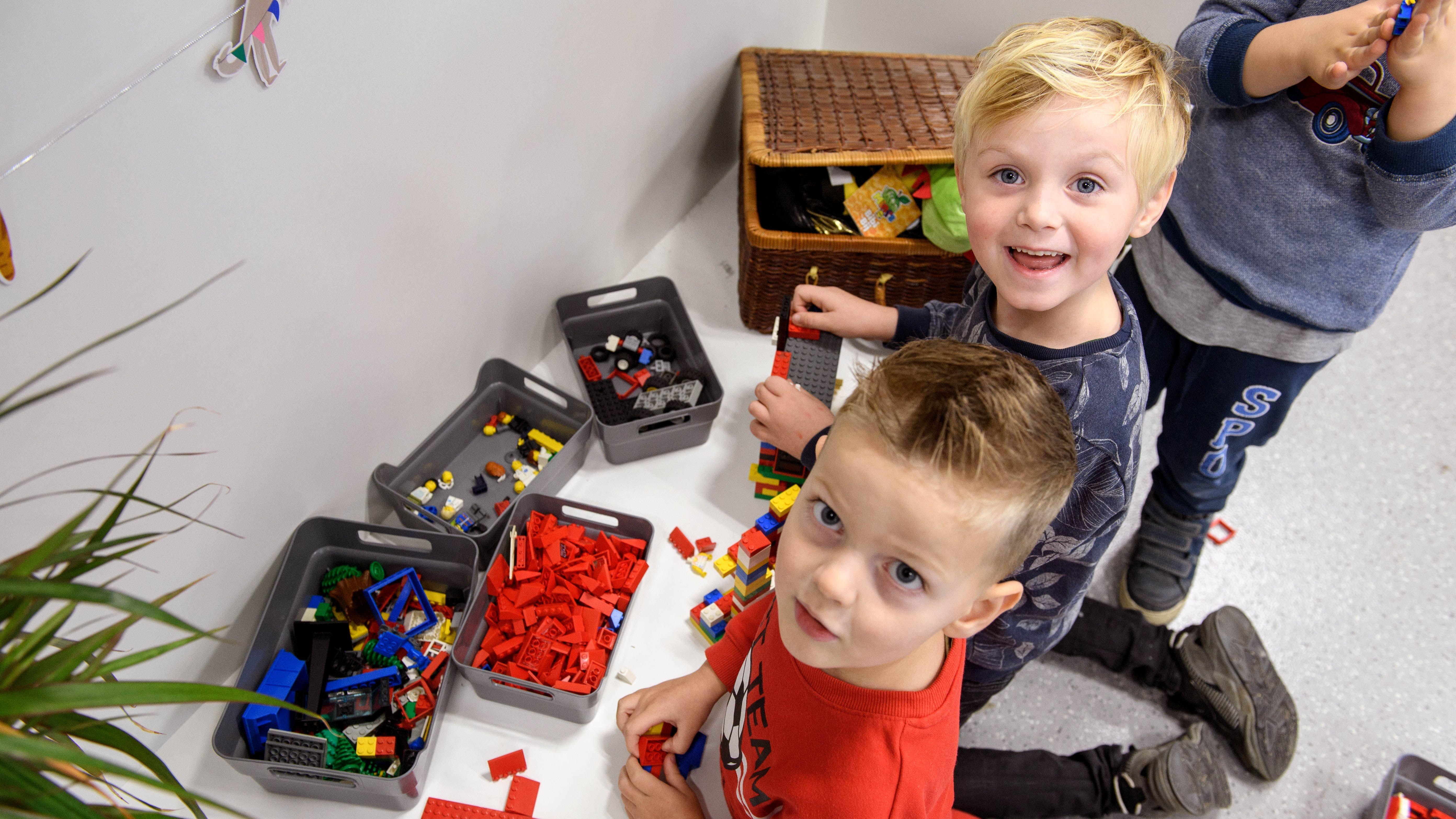 Kinderen spelen met LEGO-blokken in het klaslokaal van De Sprankeling in Avenhorn. Kinderen spelen met LEGO-blokken in het klaslokaal van De Sprankeling in Avenhorn.