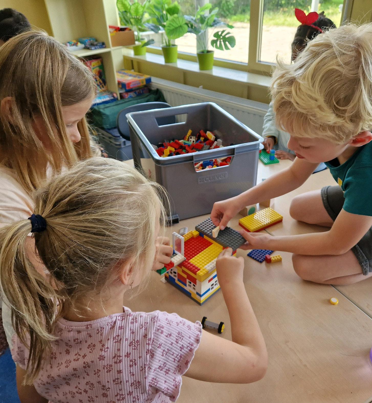 Kinderen spelen met LEGO in de klas van de St. Jozefschool in Achterveld (Utrecht). Kinderen spelen met LEGO in de klas van de St. Jozefschool in Achterveld (Utrecht).