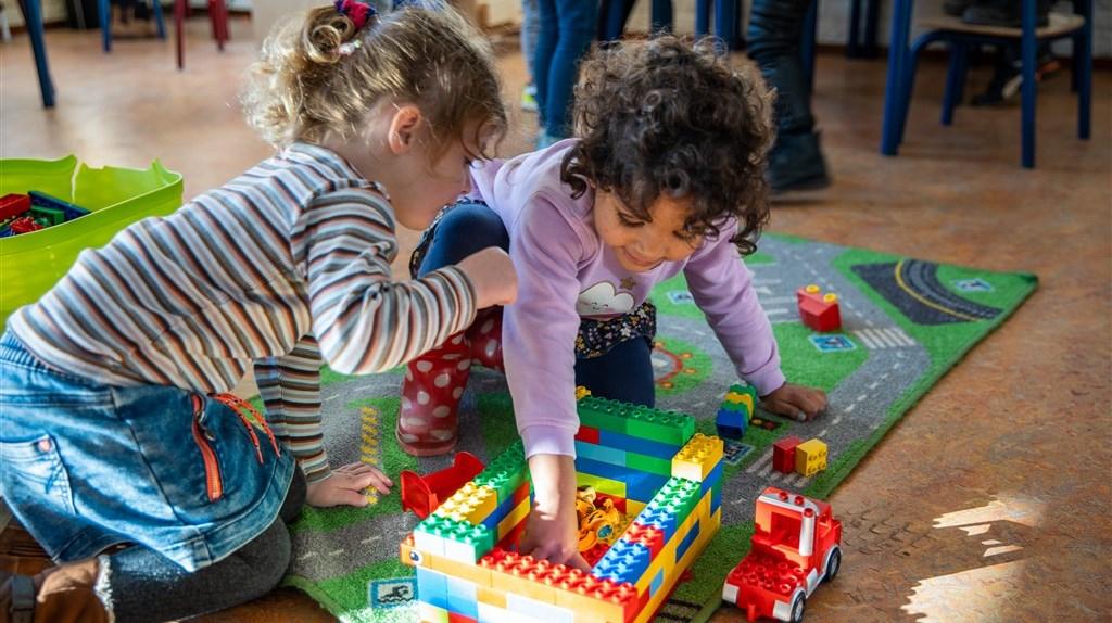 Kinderen spelen met LEGO in de klas van Katholieke Basisschool de Laarhorst in Arnhem. Kinderen spelen met LEGO in de klas van Katholieke Basisschool de Laarhorst in Arnhem.