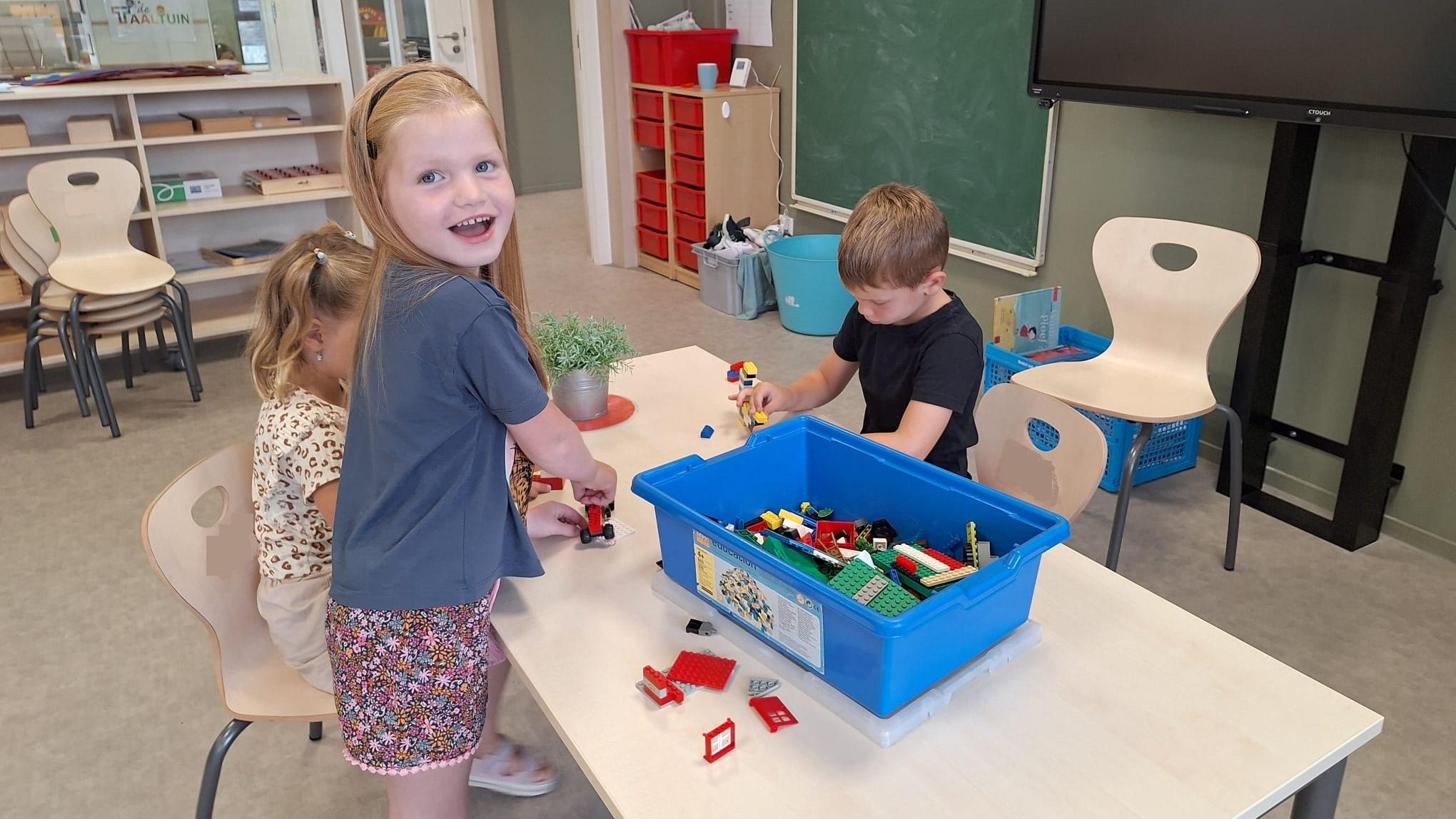 Kinderen spelen met LEGO in het klaslokaal van Christelijke Basisschool Klim Op in Leerdam. Kinderen spelen met LEGO in het klaslokaal van Christelijke Basisschool Klim Op in Leerdam.