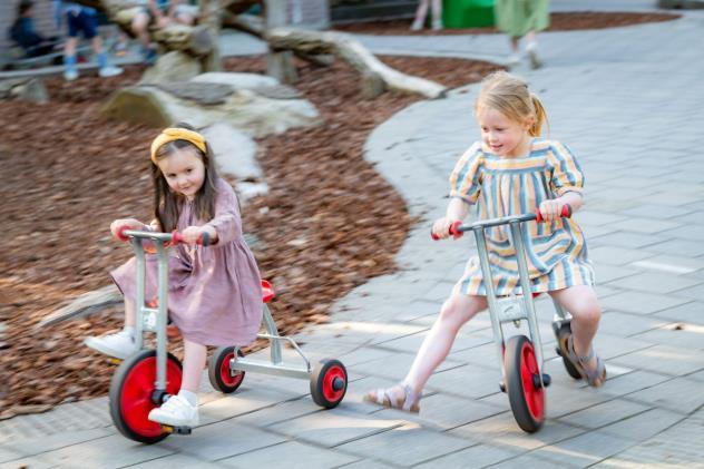 Kinderen spelen met loopfietsen op het schoolplein van De Kralingsche School voor Basisonderwijs in Rotterdam. Kinderen spelen met loopfietsen op het schoolplein van De Kralingsche School voor Basisonderwijs in Rotterdam.