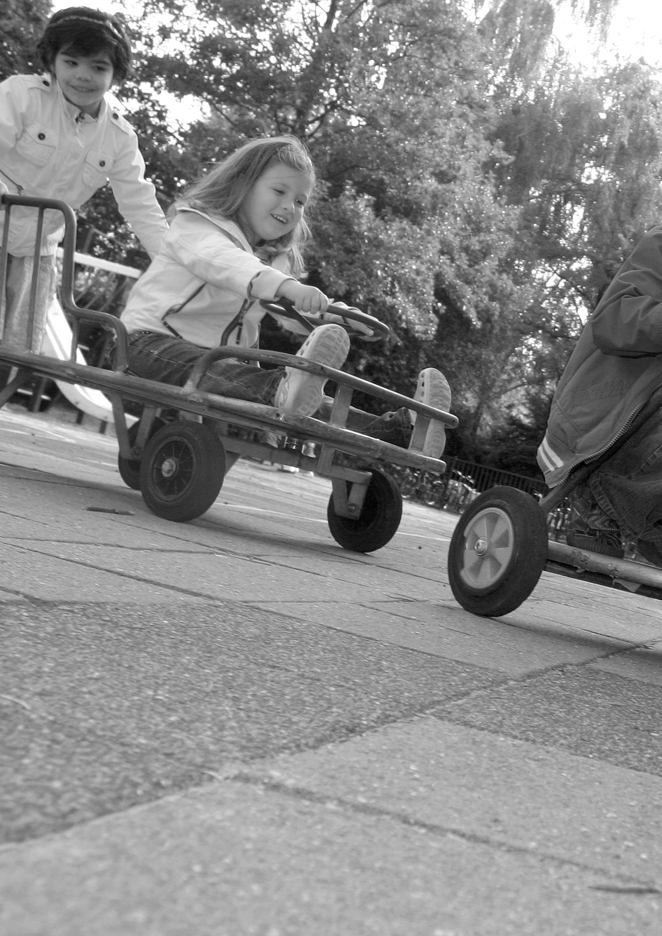 Kinderen spelen met loopkarren op het schoolplein van Basisschool Het Kompas in Leusden. Kinderen spelen met loopkarren op het schoolplein van Basisschool Het Kompas in Leusden.