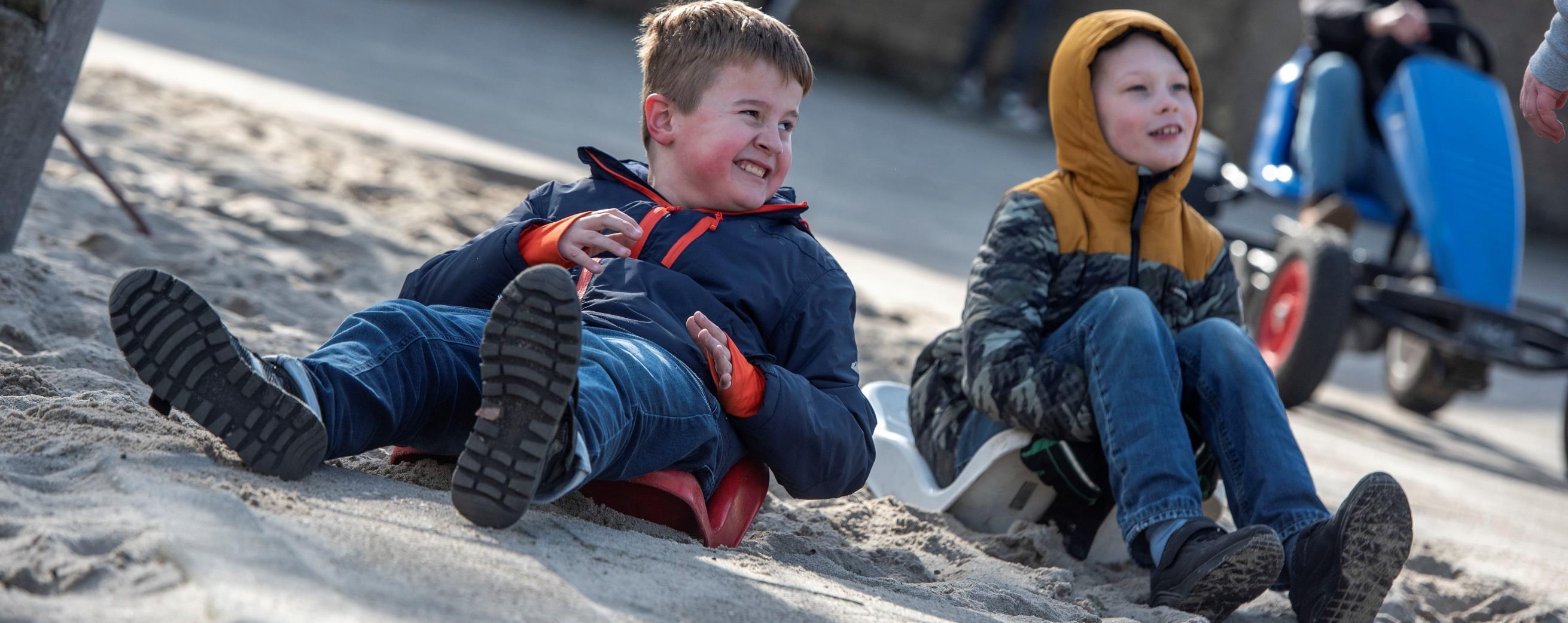 Kinderen spelen met plezier op het schoolplein van Het Mozaïek in Almelo. Kinderen spelen met plezier op het schoolplein van Het Mozaïek in Almelo.