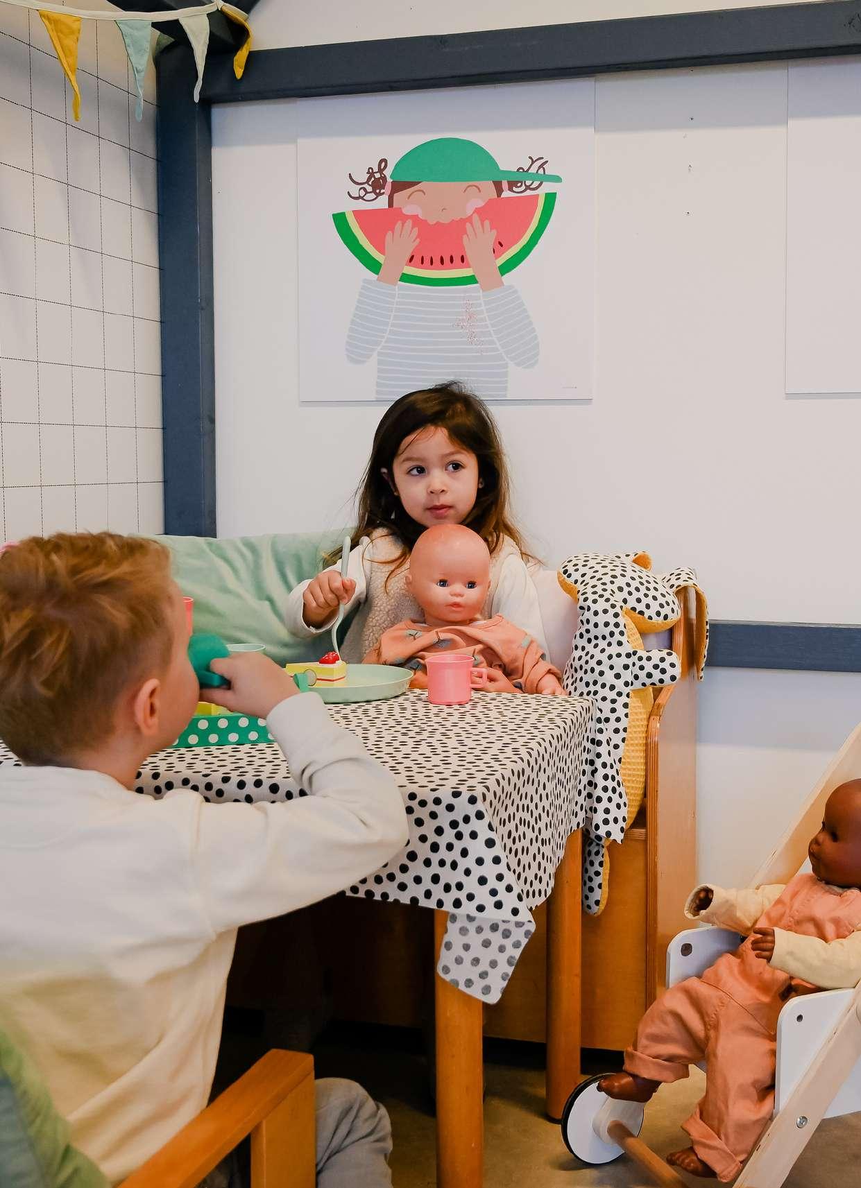 Kinderen spelen met poppen en speelgoed in de klas van Basisschool M Wiegman in Bergen (Noord-Holland). Kinderen spelen met poppen en speelgoed in de klas van Basisschool M Wiegman in Bergen (Noord-Holland).