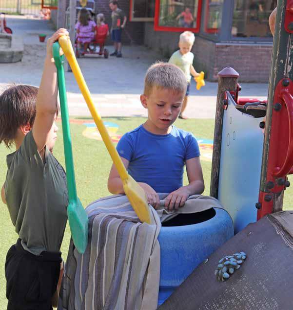 Kinderen spelen met scheppen op het schoolplein van Protestants Christelijke Basisschool De Schakel in Leersum. Kinderen spelen met scheppen op het schoolplein van Protestants Christelijke Basisschool De Schakel in Leersum.