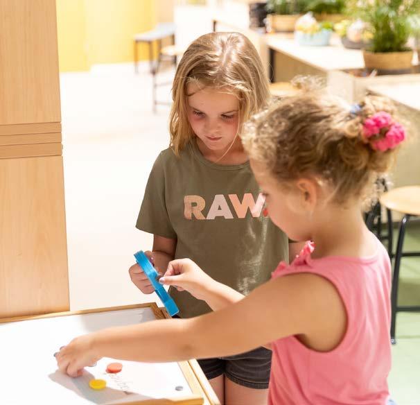 Kinderen spelen met speelgoed in Christelijke Basisschool De Bron in Wezep.