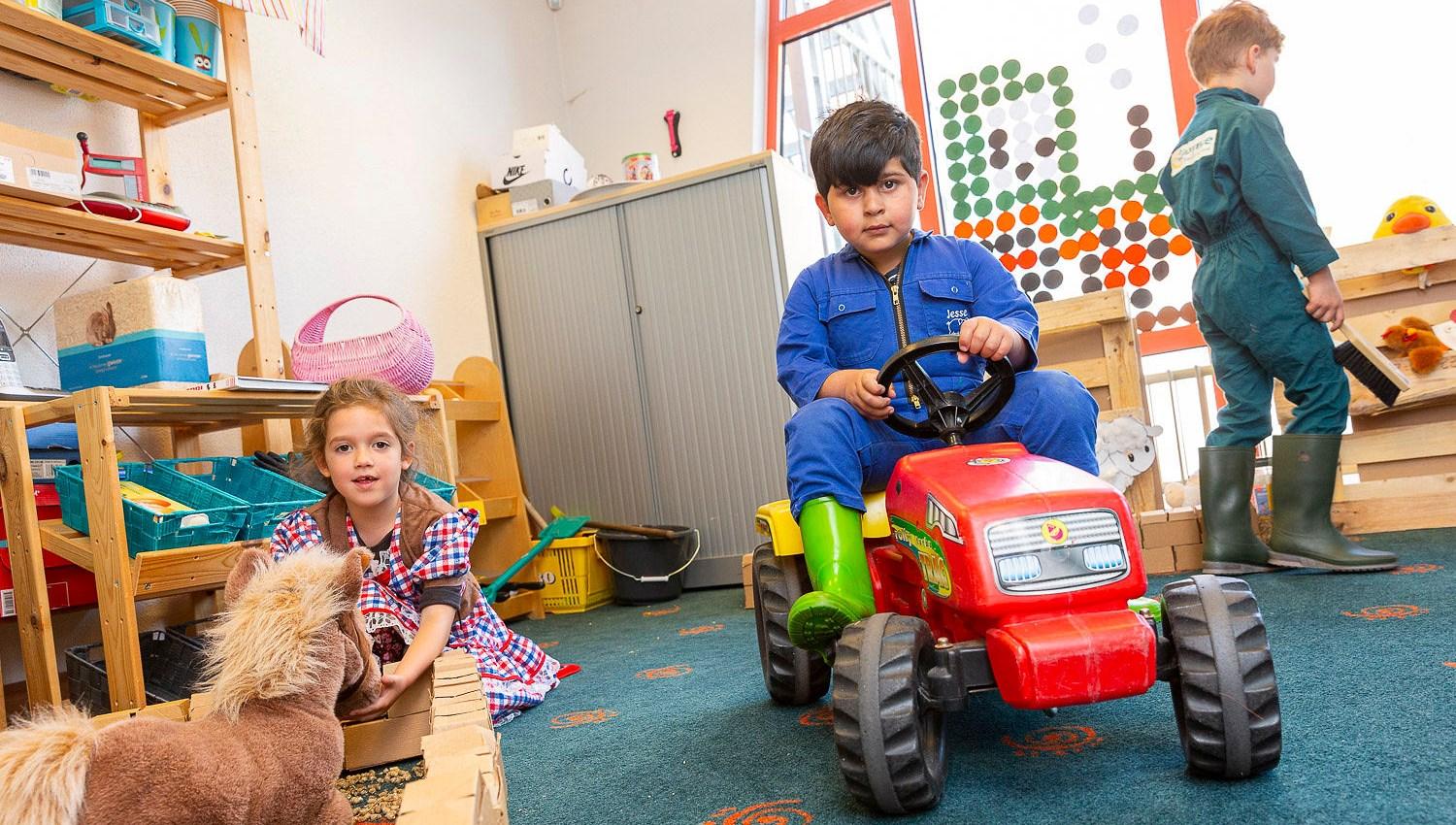 Kinderen spelen met speelgoed in de klas van Openbaar Basisschool Weisterbeek in Horst. Kinderen spelen met speelgoed in de klas van Openbaar Basisschool Weisterbeek in Horst.