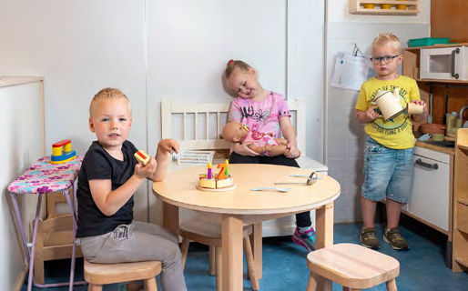 Kinderen spelen met speelgoed in de speelruimte van basisschool Het Spectrum in Rotterdam. Kinderen spelen met speelgoed in de speelruimte van basisschool Het Spectrum in Rotterdam.