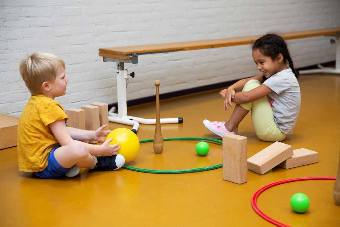 Kinderen spelen met speelgoed in de speelzaal van Basisschool De Uilenburcht in Driebergen-Rijsenburg. Kinderen spelen met speelgoed in de speelzaal van Basisschool De Uilenburcht in Driebergen-Rijsenburg.